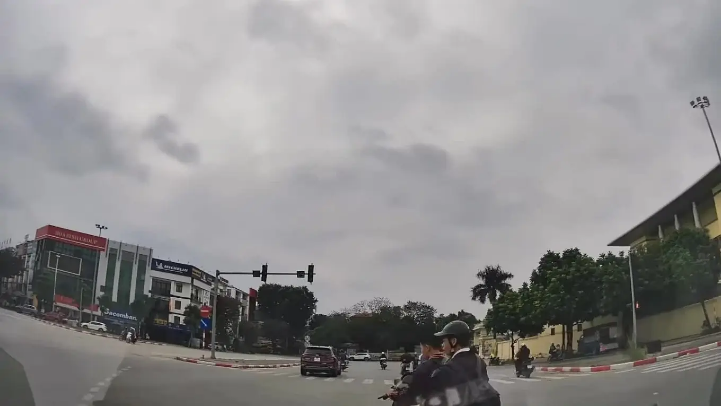 Học sinh phóng xe máy điện tạt đầu ô tô